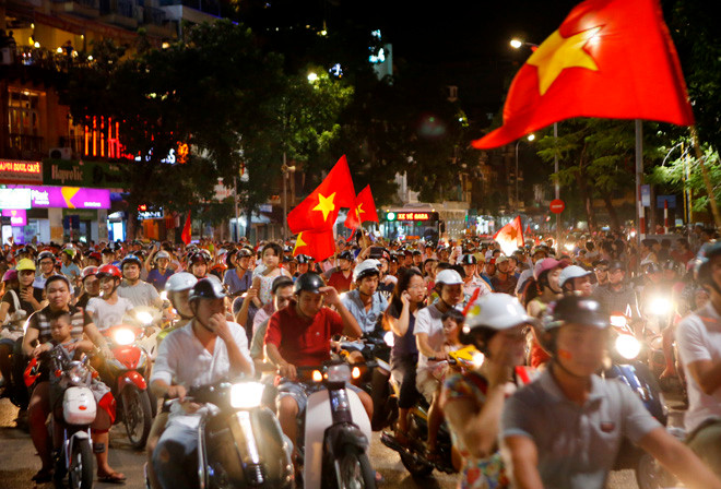 [ẢNH]: CĐV nô nức xuống đường mừng chiến thắng U19 Việt Nam