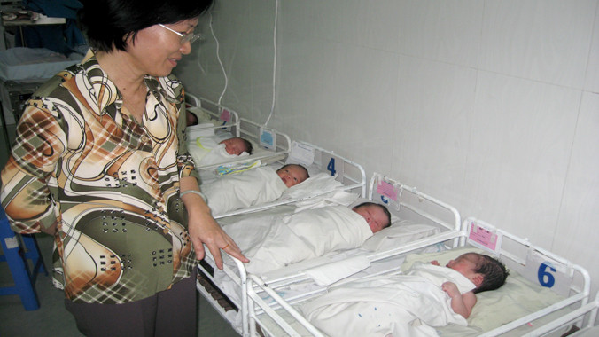 gái sơ sinh (bé gái số 6) được phát hiện trong giỏ sách.