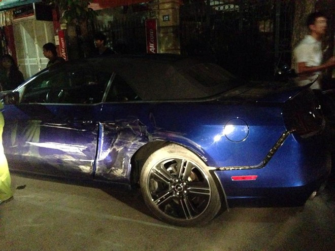 Hình ảnh chiếc Ford Mustang GT California Special bị hư hỏng khá nặng sườn bên trái, do một thành viên trên diễn đàn Otofun tung ra, nhận được sự quan tâm của đông đảo những người yêu xe. Ảnh: Otofun.