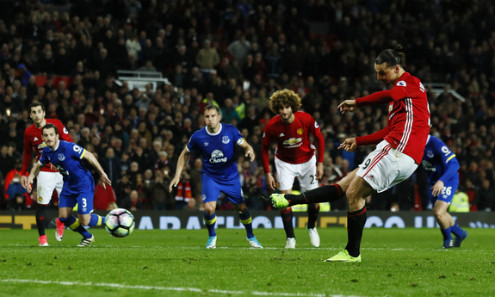 Tình huống đá phạt đền thành công của Ibrahimovic diễn ra đúng vào phút bù giờ cuối cùng. Ảnh: Reuters.