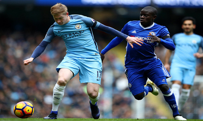 N'Golo Kante (phải, Chelsea) khoá chặt Kevin De Bruyne (Man.City) ở lượt đi.