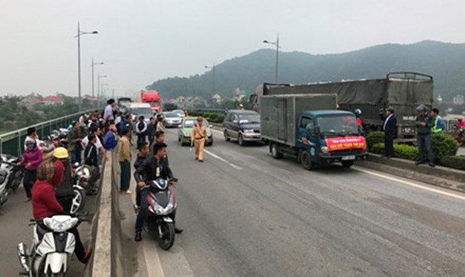 Người dân tập trung yêu cầu giảm phí tại cầu Bến thuỷ I. Ảnh: Cảnh Huệ.