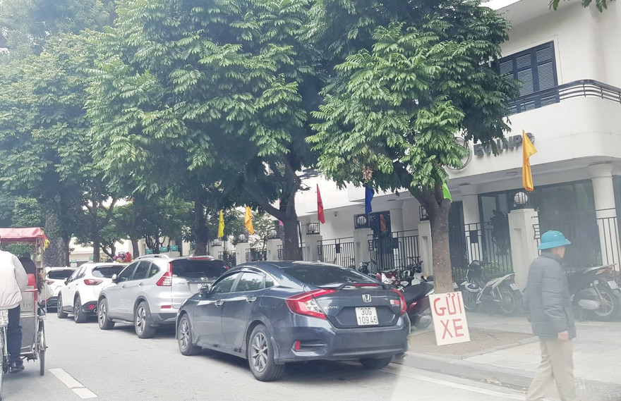 Xử phạt xong, bãi xe tự phát ở Hà Nội tiếp tục 'chặt chém'