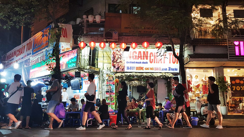 Nhốn nháo 'chợ cóc, chợ tạm' lấn chiếm vỉa hè cuối năm