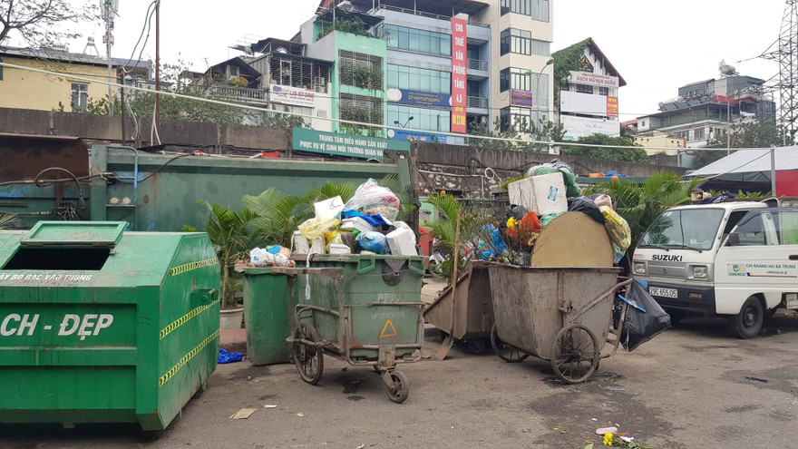 Rác chất đầy các xe của đơn vị vệ sinh môi trường