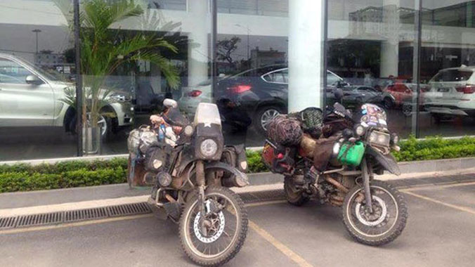 Chiếc BMW R80 GS Dakar của chị Anne (trái) và chiếc BMW R1100 GS đời 1996 của anh Patricius (phải).