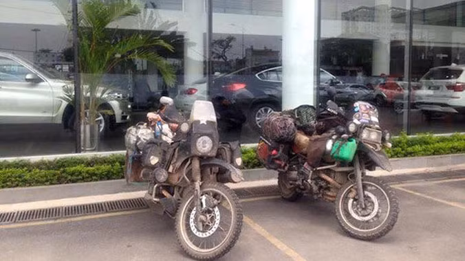 Chiếc BMW R80 GS Dakar của chị Anne (trái) và chiếc BMW R1100 GS đời 1996 của anh Patricius (phải).