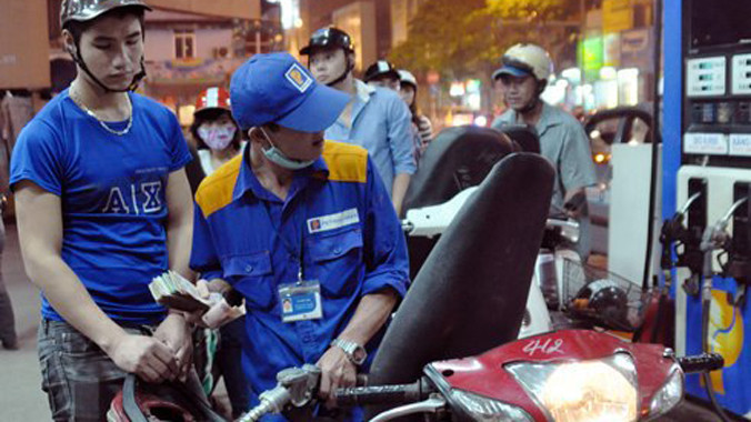 Xăng chịu áp lực tăng giá