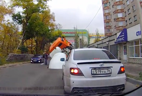 'Hố tử thần' nuốt xe trộn bê tông