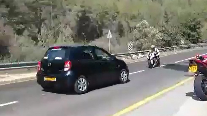 Khủng khiếp pha đấu đầu giữa mô-tô và ô tô
