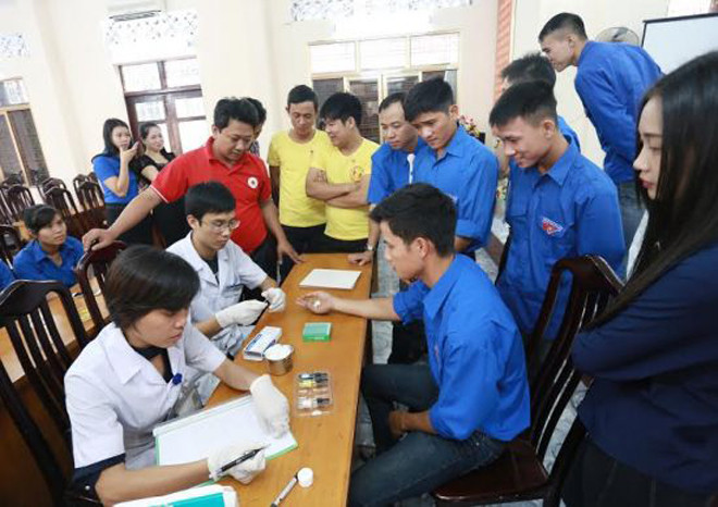 Thành viên CLB thử nhóm máu 