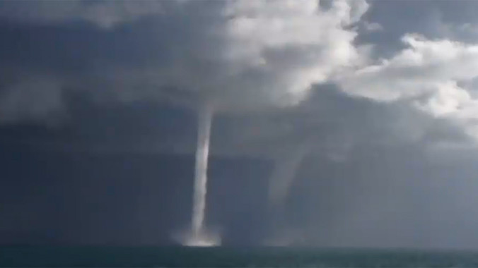 Cận cảnh vòi rồng trắng xóa ngoài khơi