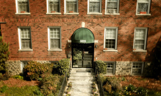 Căn hộ của Ana Montes tại tòa nhà ở Cleveland Park đã bị FBI lục soát bí mật.