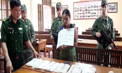 Đối tượng Bích cùng tang vật tại đồn Biên phòng Tân Thanh. Ảnh: Đình Quang.