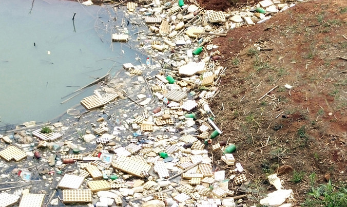 Bao bì thuốc BVTV nổi lềnh bềnh ở hồ nước sinh hoạt Đan Kia-Suối Vàng.