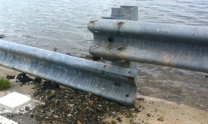 Bu lông, ốc vít bị tháo trộm khiến tấm hộ lang bật ra khỏi trụ đỡ và có nguy cơ “biến mất”. 