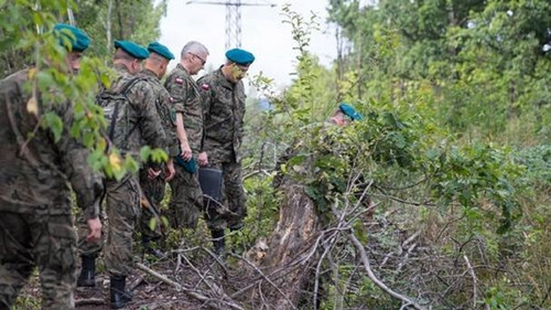 Binh sĩ Ba Lan kiểm tra nơi được cho là chôn vùi tàu chở vàng của phát xít Đức tháng 9/2015. Ảnh: AP.