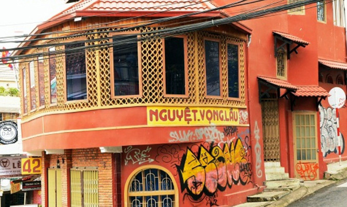 Ngôi nhà đẹp ở khu trung tâm thành phố bị vẽ bậy.