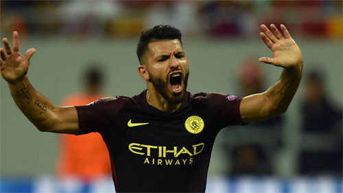 Aguero nổi xung sau hai lần đá hỏng phạt đền đầu trận. Ảnh: Reuters.
