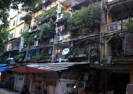 Nhiều chung cư trên địa bàn Hà Nội bị xuống cấp nghiêm trọng.