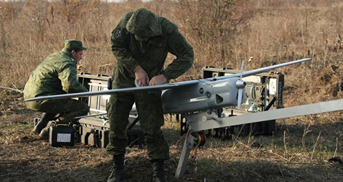 Các binh sĩ Nga sử dụng máy bay do thám không người lái. Ảnh: Sputnik.