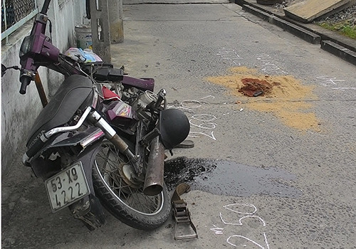 Xe máy của anh Lộc bẹp dúm. Ảnh: Vân Anh.