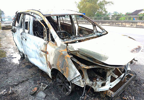 Ôtô 7 chỗ chỉ còn lại khung sắt.