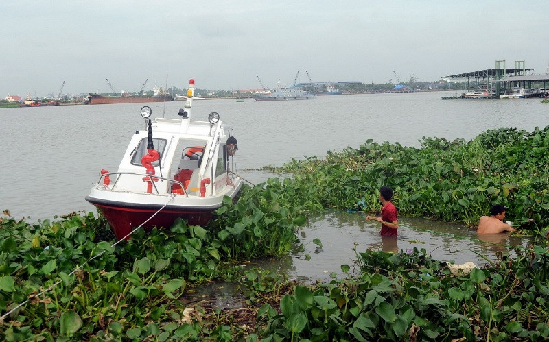 Lực lượng chức năng đưa thi thể nạn nhân vào bờ.