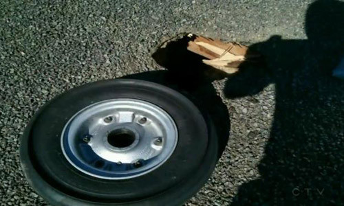 Người dân sống trong tòa căn hộ ba tầng sốc khi phát hiện bánh máy bay rơi xuống mái nhà. Ảnh: CTV News.