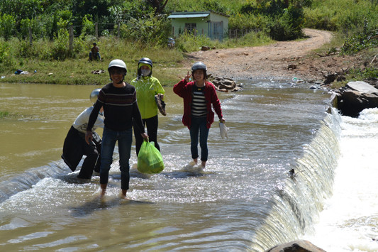 Đập tràn Suối Lạnh, nơi du khách bị cuốn mất tích.