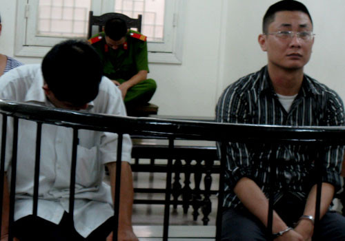 Tuấn (bên phải, áo sọc kẻ) và Thanh tại phiên toà sơ thẩm.