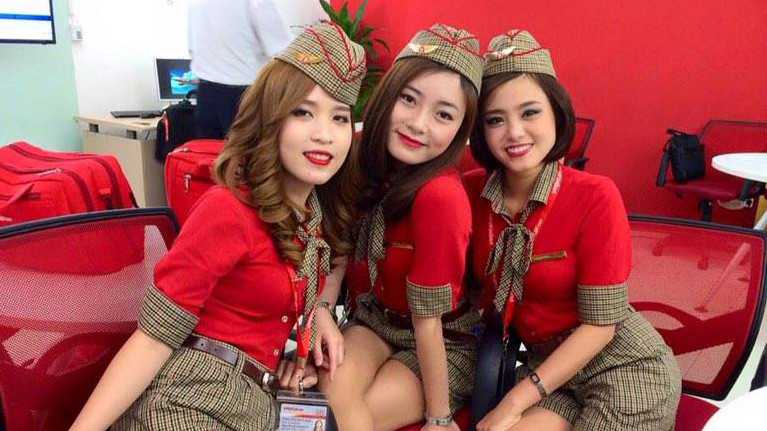 Bảo Yến (ở giữa) cùng đồng nghiệp trong Vietjet Air.