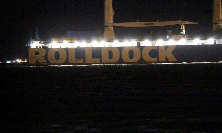 Tàu Rolldock Star chở tàu ngầm 186 – Đà Nẵng neo trong vịnh Cam Ranh, lúc 22h40 ngày 2/2. Ảnh: Nguyễn Đình Quân