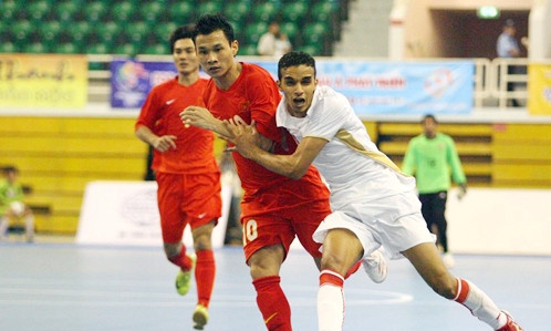 Bảo Quân (áo đỏ) đang gấp rút cùng tuyển futsal Việt Nam chuẩn bị cho giải vô địch châu Á. Ảnh: Đức Đồng