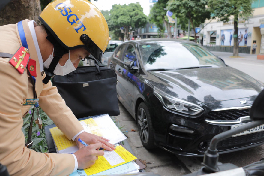 Lực lượng CSGT xử phạt vi phạm trên đường.