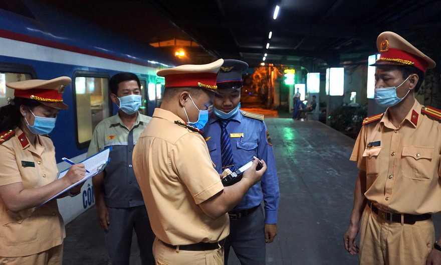 CSGT kiểm tra nồng độ cồn lái tàu hoả tối 29/4.