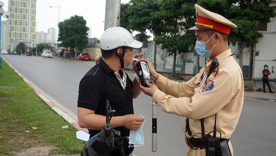 Lực lượng CSGT xử lý vi phạm nồng độ cồn. Ảnh: Thanh Hà