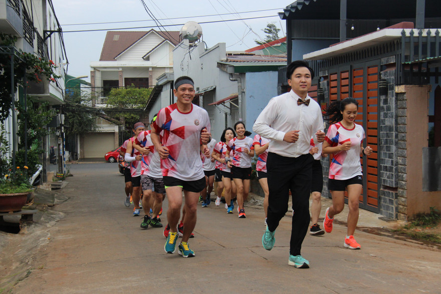Chú rể cùng 30 người chạy bộ hơn 31 km đi đón dâu