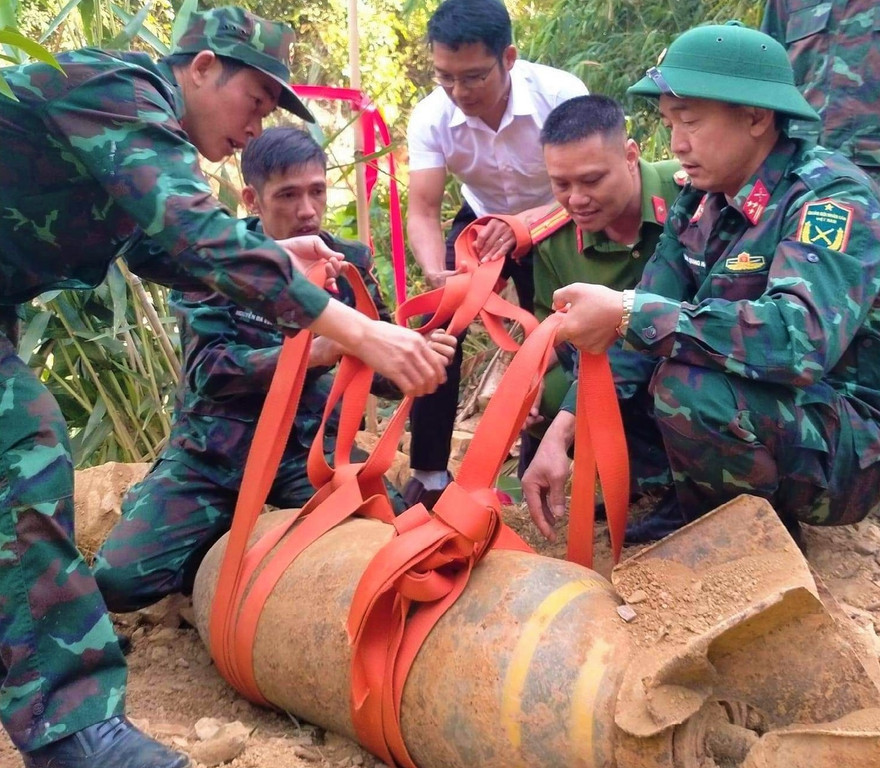 Múc đất trong vườn, tá hỏa phát hiện quả bom 'khủng' còn nguyên ngòi nổ
