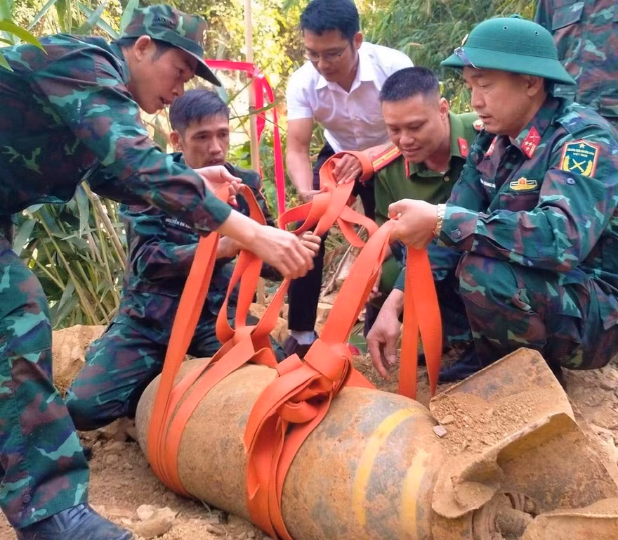 Múc đất trong vườn, tá hỏa phát hiện quả bom 'khủng' còn nguyên ngòi nổ