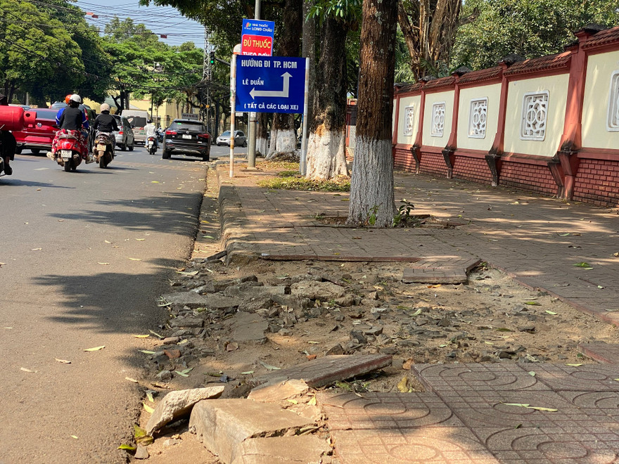 Vỉa hè nhiều nơi ở thủ phủ cà phê bị xuống cấp, hư hỏng