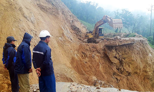Các đơn vị thi công đang tiến hành khắc phục sạt lở. Ảnh: Nhật Hạ.