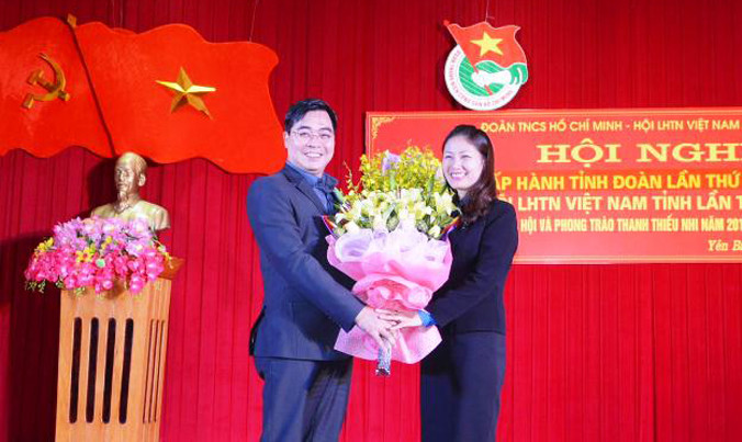 Tặng hoa chúc mừng tân Bí thư Tỉnh Đoàn Đoàn Thị Thanh Tâm.