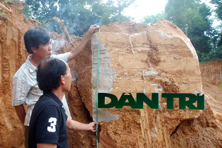 Sau khi được lấy đi phần đất xung quanh, ngôi mộ cổ lộ thiên còn nguyên vẹn, với chiều dài đo được là 2,5m, chiều rộng 92cm, chiều cao 110cm.