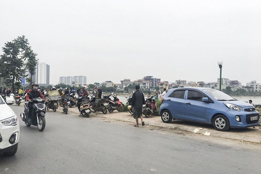 Nhiều người dân dừng lại theo dõi sự việc. Ảnh: Thanh Hà.