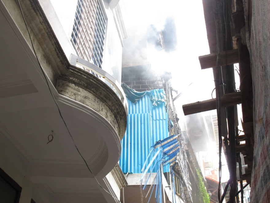 Ngọn lửa bùng phát tại ngôi nhà trong ngõ. Ảnh: Thanh Hà.