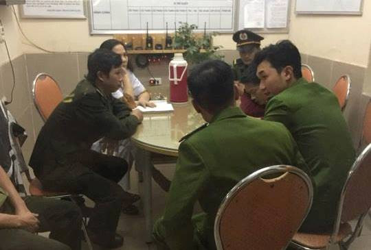 Công an làm việc với bảo vệ bệnh viện.