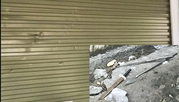 Cửa nhà dân bị đâm chém hư hỏng và nhiều dao kiếm, phóng lợn các đối tượng vứt lại hiện trường.