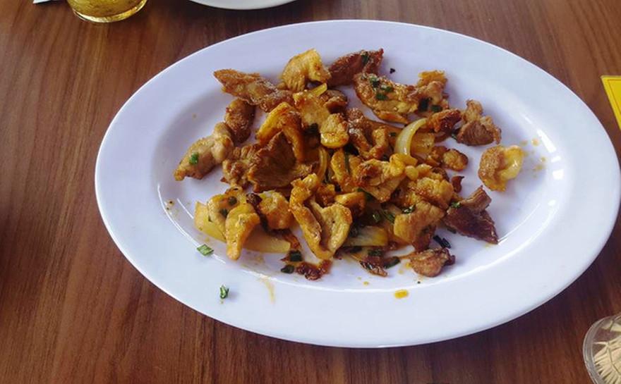 Món thịt rang có giá 120.000 đồng/dĩa.