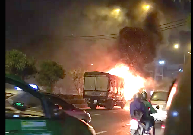 Chiếc xe tải bốc cháy ngùn ngụt trong đêm.